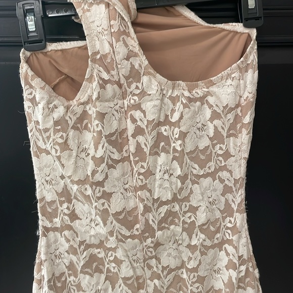 FLORAL MINI DRESS! NUDE COLOR AND WHITE FLORAL! Size: small! Racerback with zip! - Picture 7 of 12